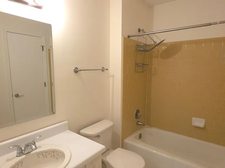 190 Barrington Dr E — Photo 13