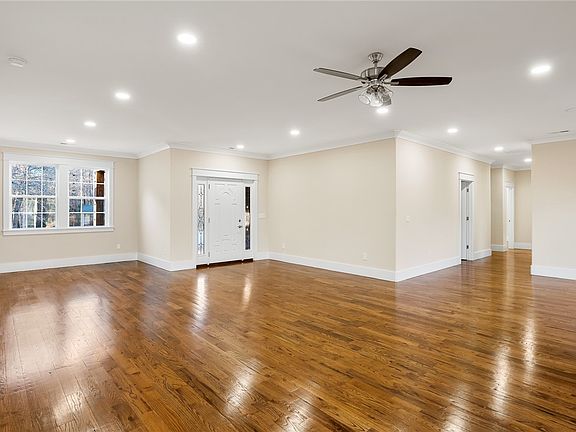 4th image of 303 Regency Cir