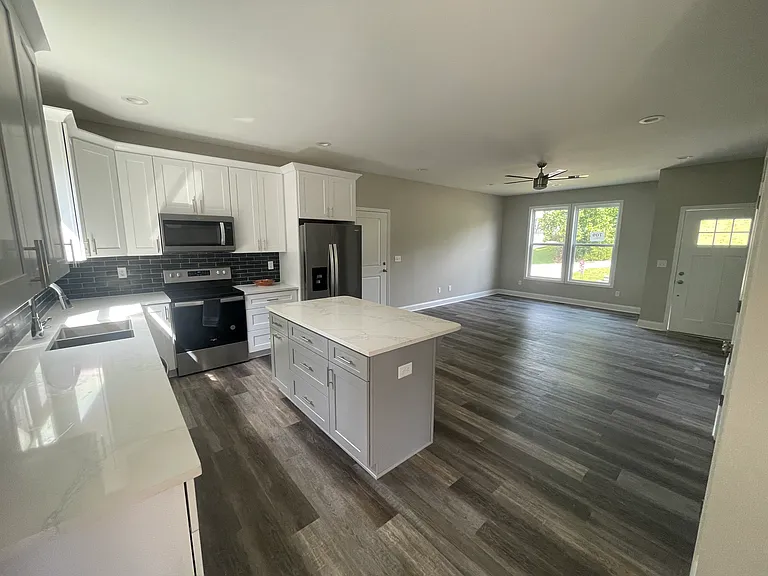 709 Rockcliff St — Photo 2
