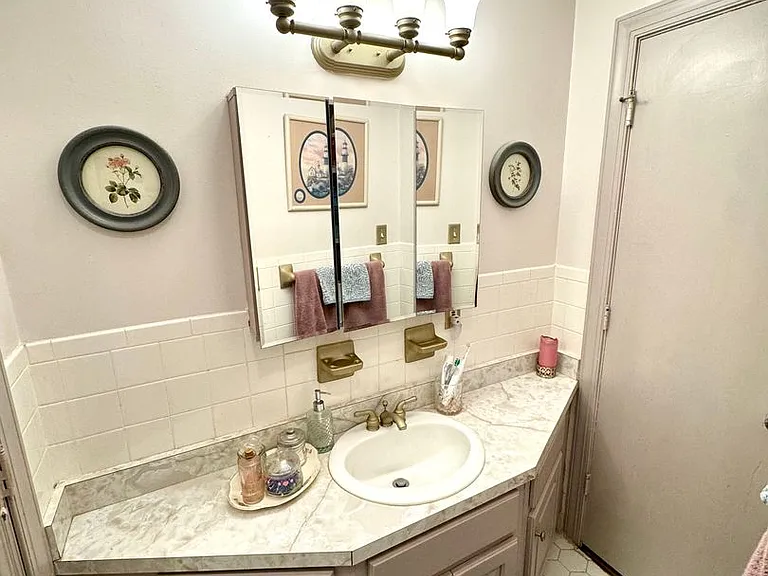 1503 Freeman Ave — Photo 10