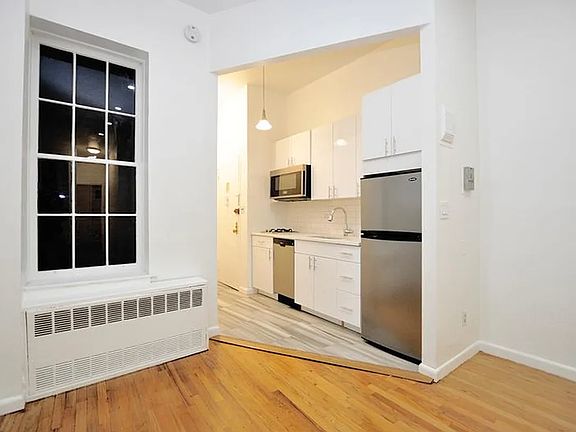 2nd image of 220 W 20th St #1RW