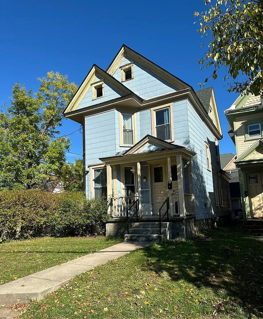 711 S Beech - Available 6/1/27 - Two Story House With Hardwoods, Porch And 1st Floor Study — Photo 2