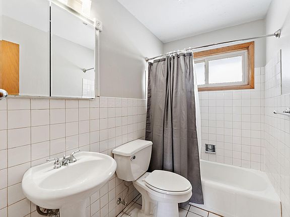5th image of 1287 Calumet Ave