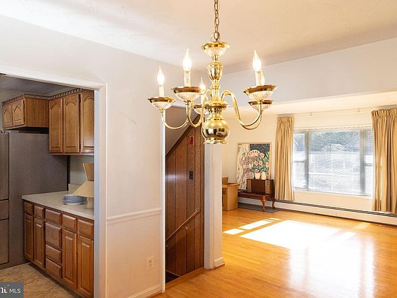 5th image of 9434 Dubarry Ave