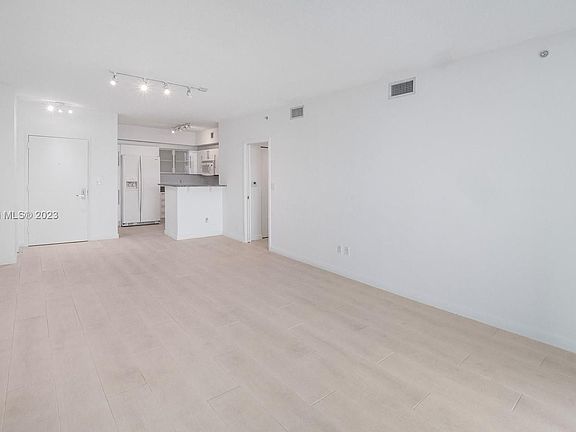 3rd image of 325 Biscayne Blvd #4314