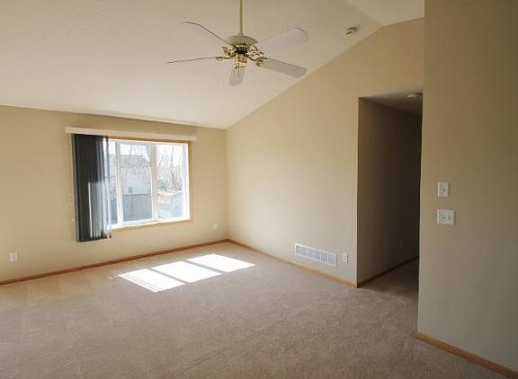 5th image of 828 S Elm St