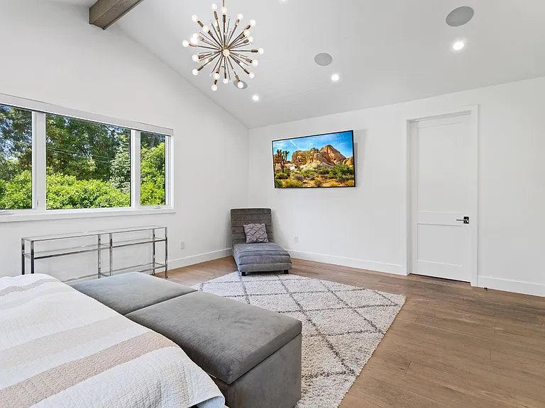 4435 Stansbury Ave — Photo 32