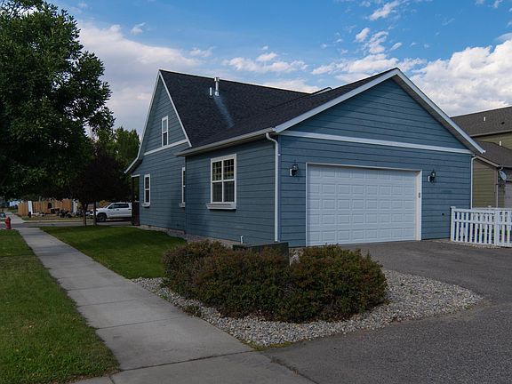 Back view, 2 car garage, corner lot
