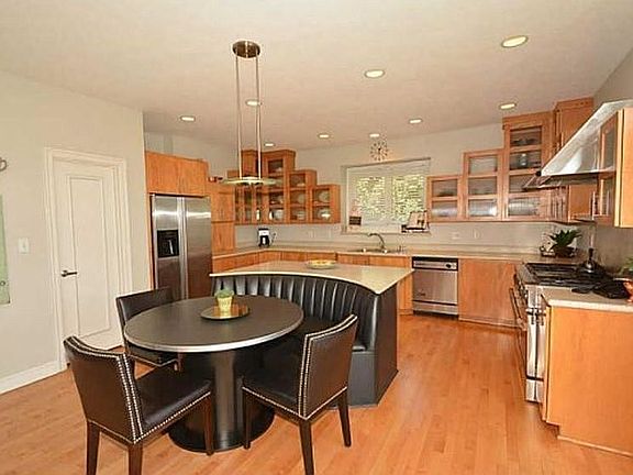 4th image of 8805 Waterside Dr