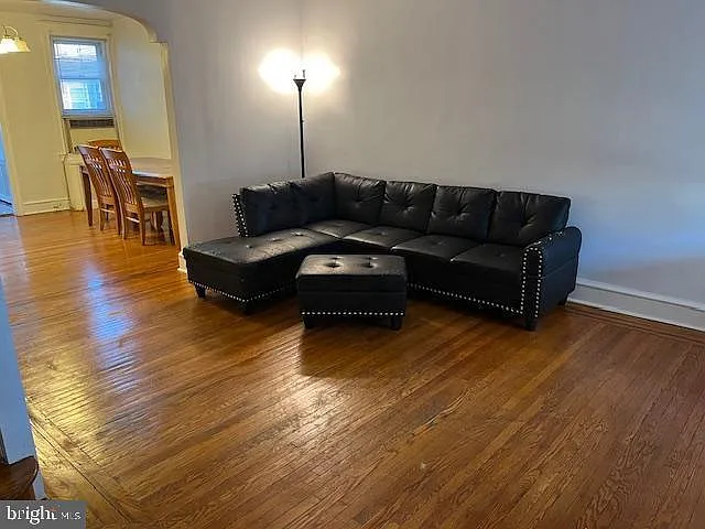 3 bed, 1.0 bath, 1200 sqft, $1,550 — Photo 4