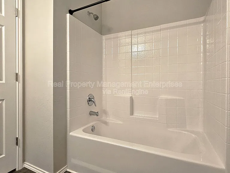 319 Waterside Dr — Photo 9