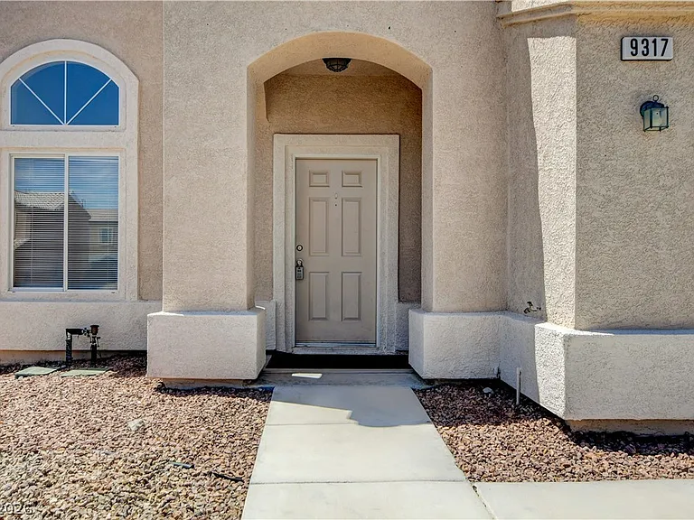 9317 Mountain Cliffs Ave — Photo 4