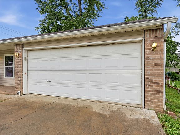 3rd image of 600 Huckleberry Ln