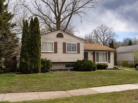 2nd image of 15167 Meadow St