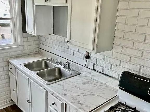 5th image of 300 N 43rd St