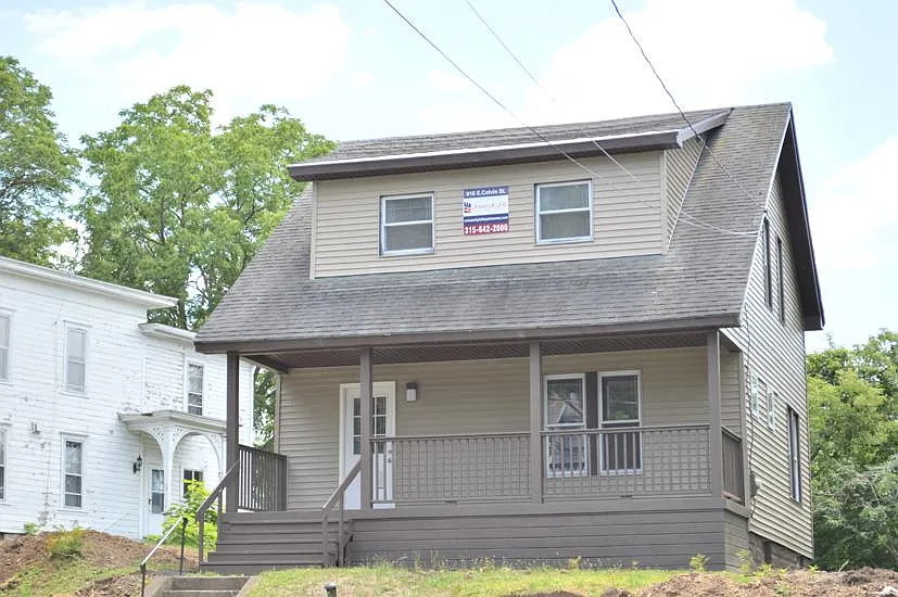 4 bed, $2,800 — Photo 1