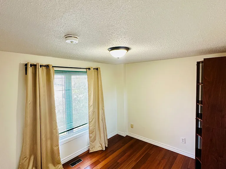 52 Moffatt Ave — Photo 32