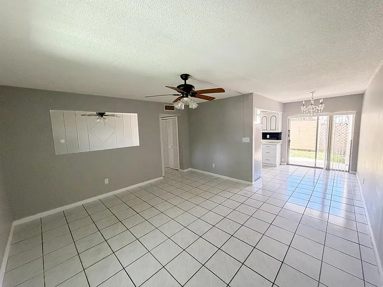 320 SW 1st St #D-2 — Photo 10