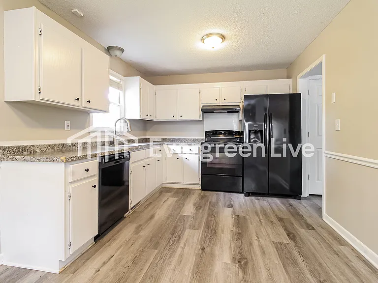 113 Court Dr — Photo 5