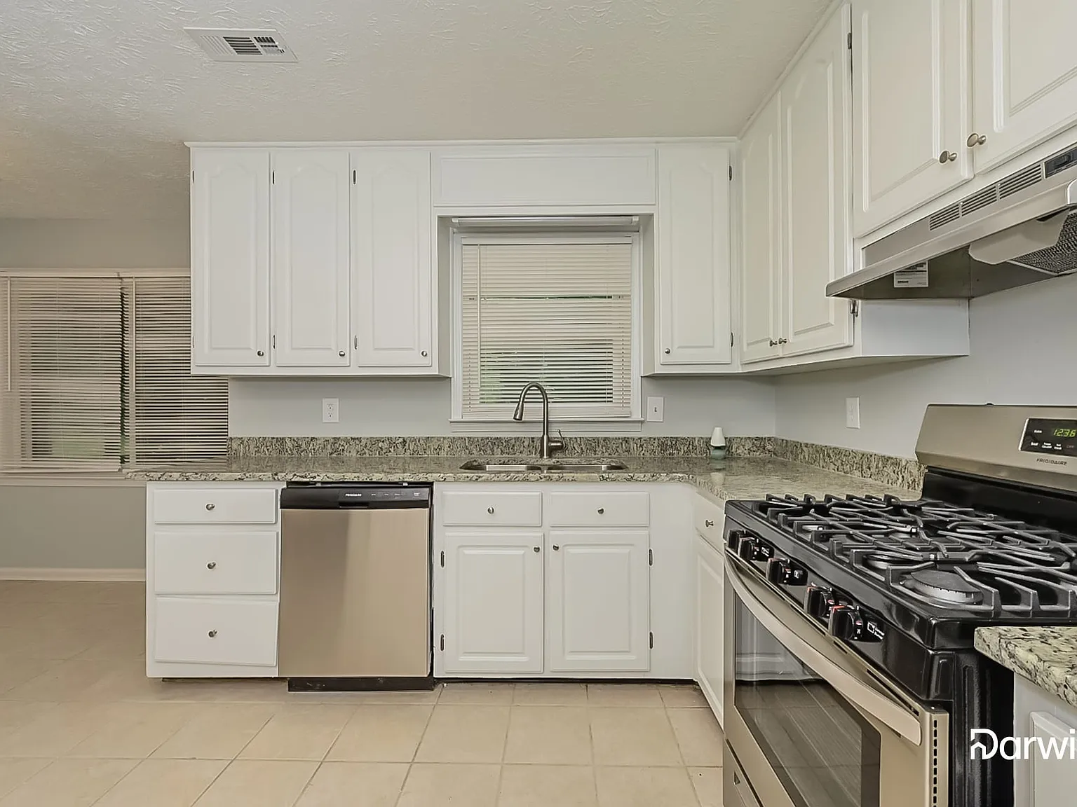 4 bed, 2.5 bath, 2365 sqft, $2,395 — Photo 3