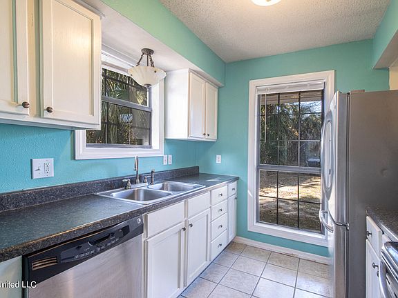 4th image of 119 Sunridge Park