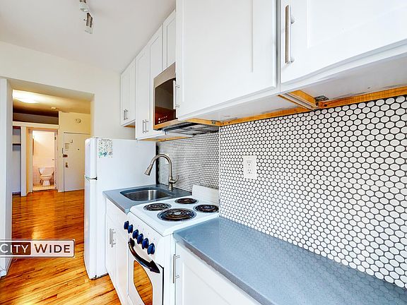 3rd image of 307 E 9th St APT 2cr