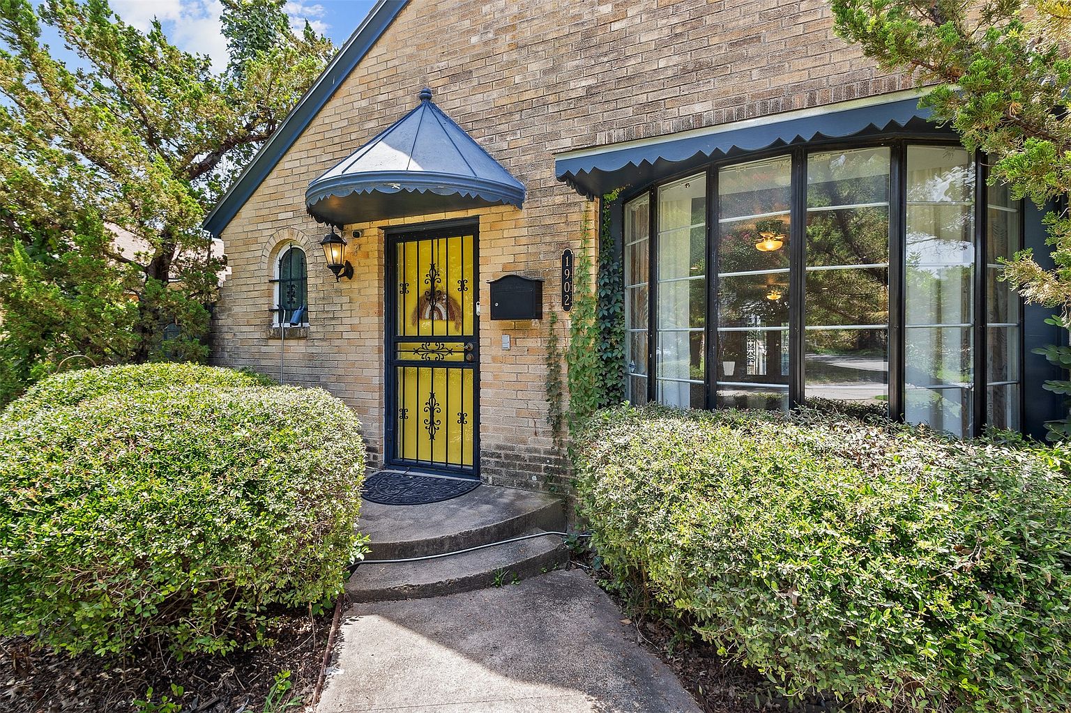 Property in a prime location with modern interiors