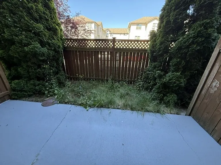 2512 Bayview Apartments — Photo 11