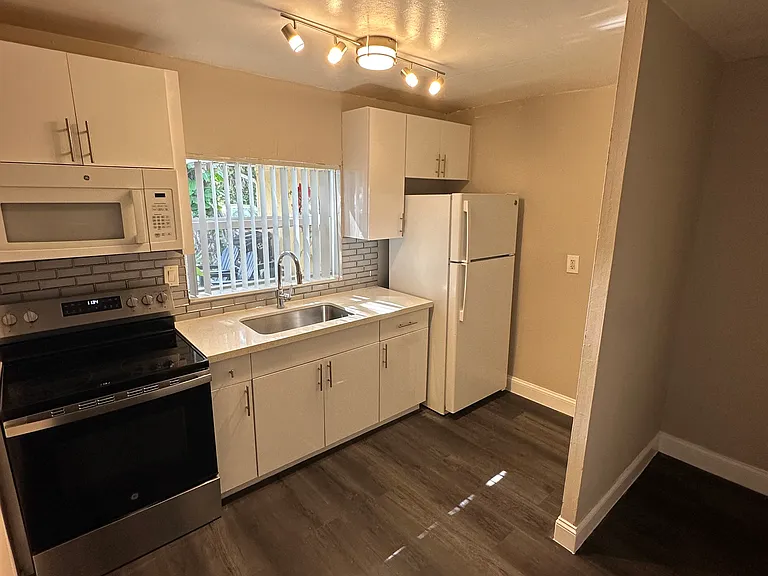 3763 NW 4th Ave #5 — Photo 23
