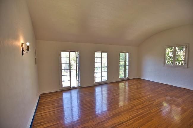 1st image of 210 S Poinsettia Pl #1/4