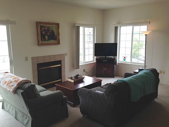 living room, plenty of natural light