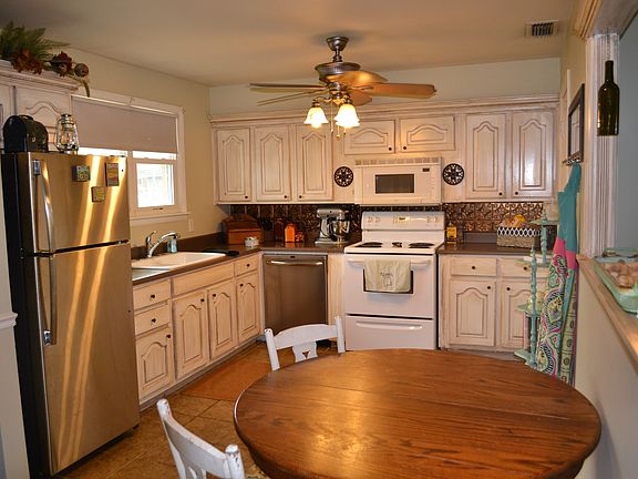 4th image of 152 N Leland Dr
