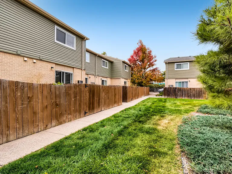 The courtyard and patio fences at Alder Square Rental Townhomes