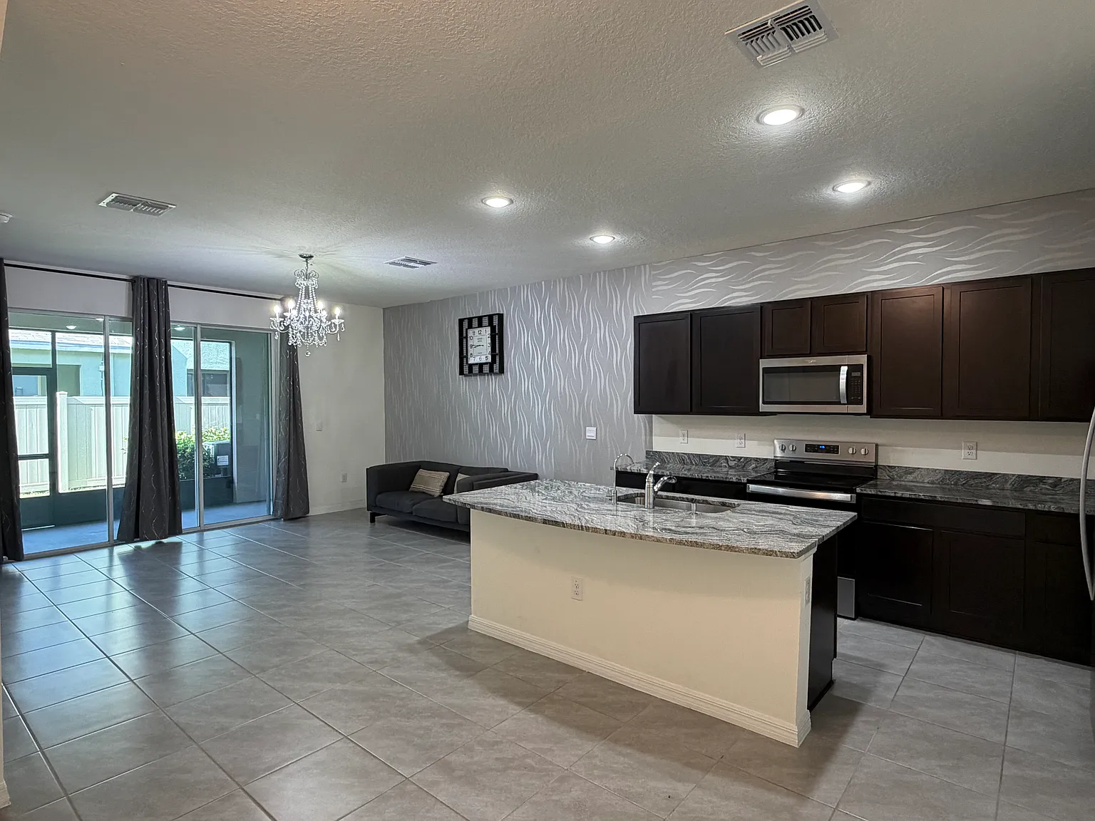 3 bed, 1673 sqft, $2,400 — Photo 4