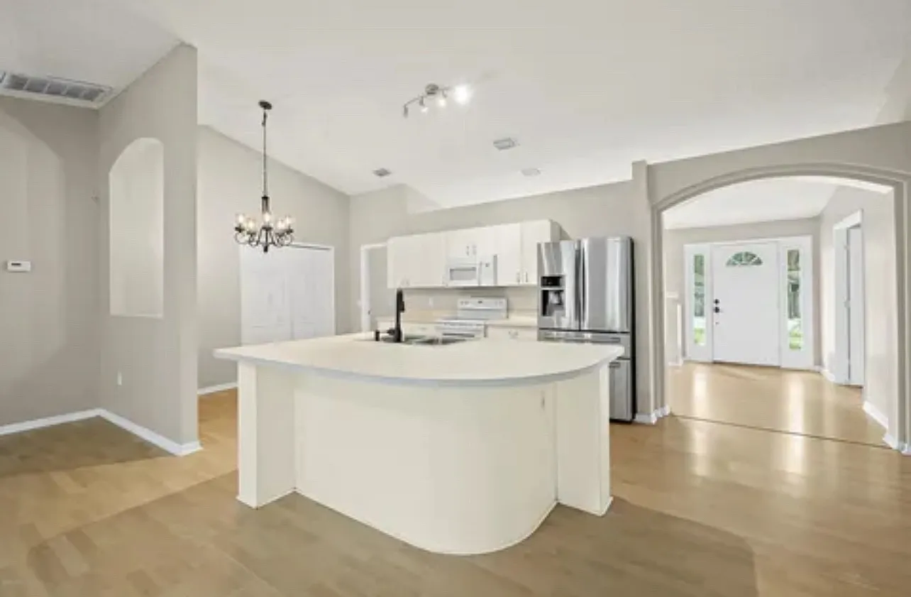 1304 Mandys Ct — Photo 4