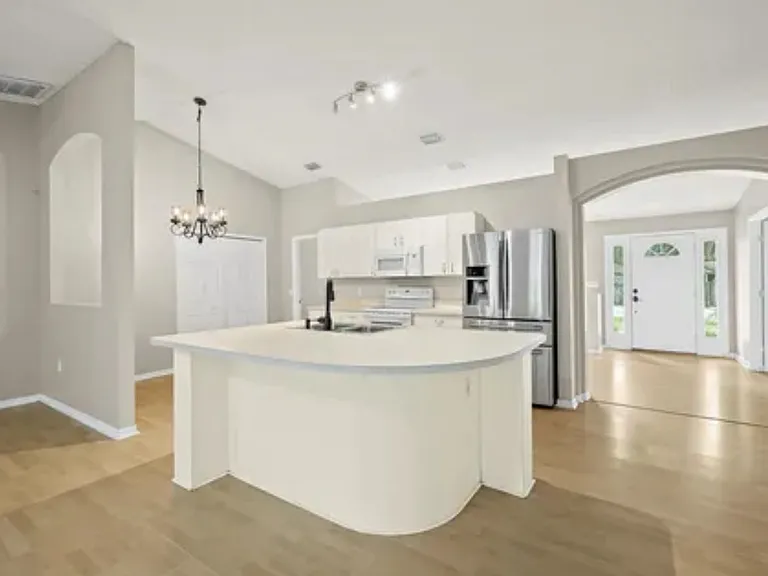 1304 Mandys Ct — Photo 4