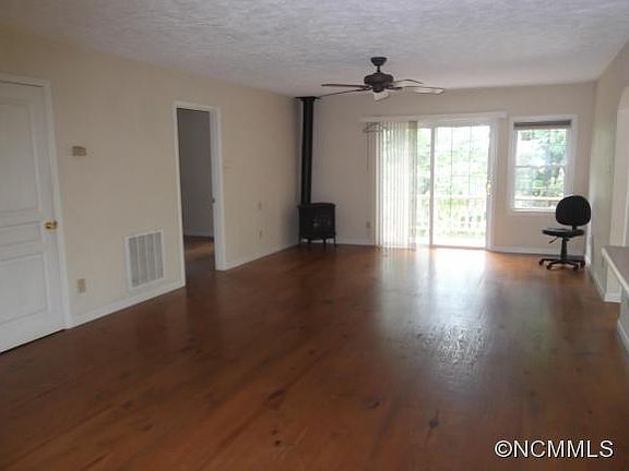 3rd image of 547 Buena Vista Ln