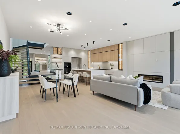 957 Halliday Ave, Mississauga, ON L5E 1P4