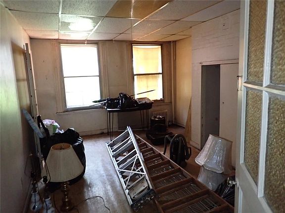 3rd image of 816 Union St