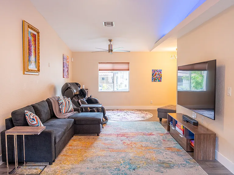 1506 SW 28th Ter — Photo 2