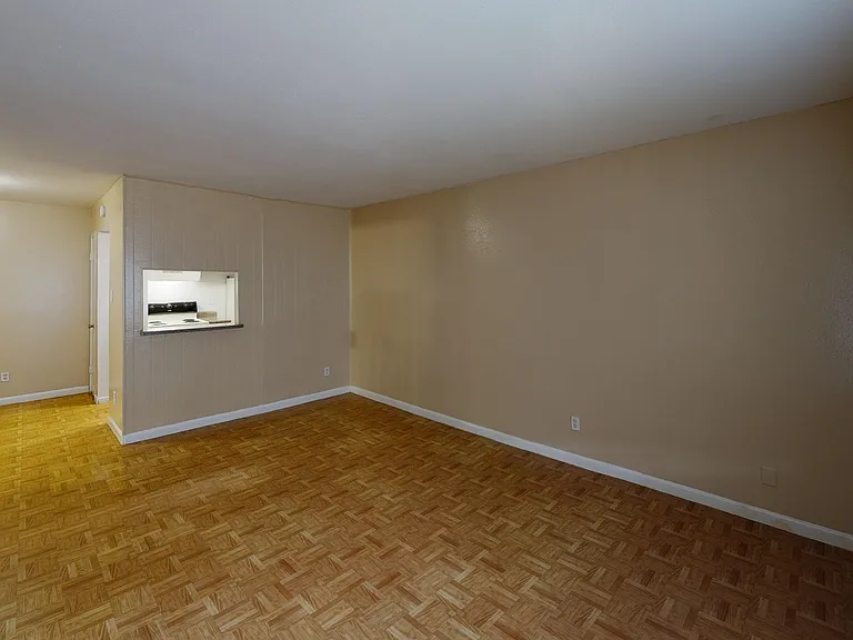 Creekwood Apartments — Photo 31