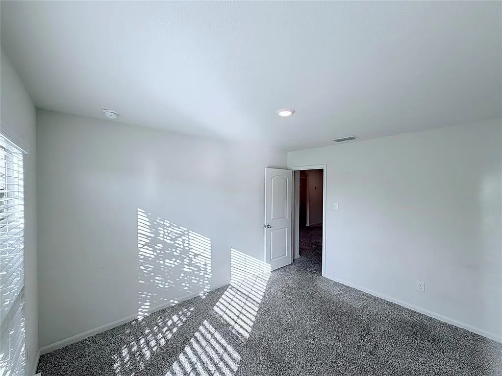 4 bed, 2.0 bath, 2006 sqft, $2,350 — Photo 2