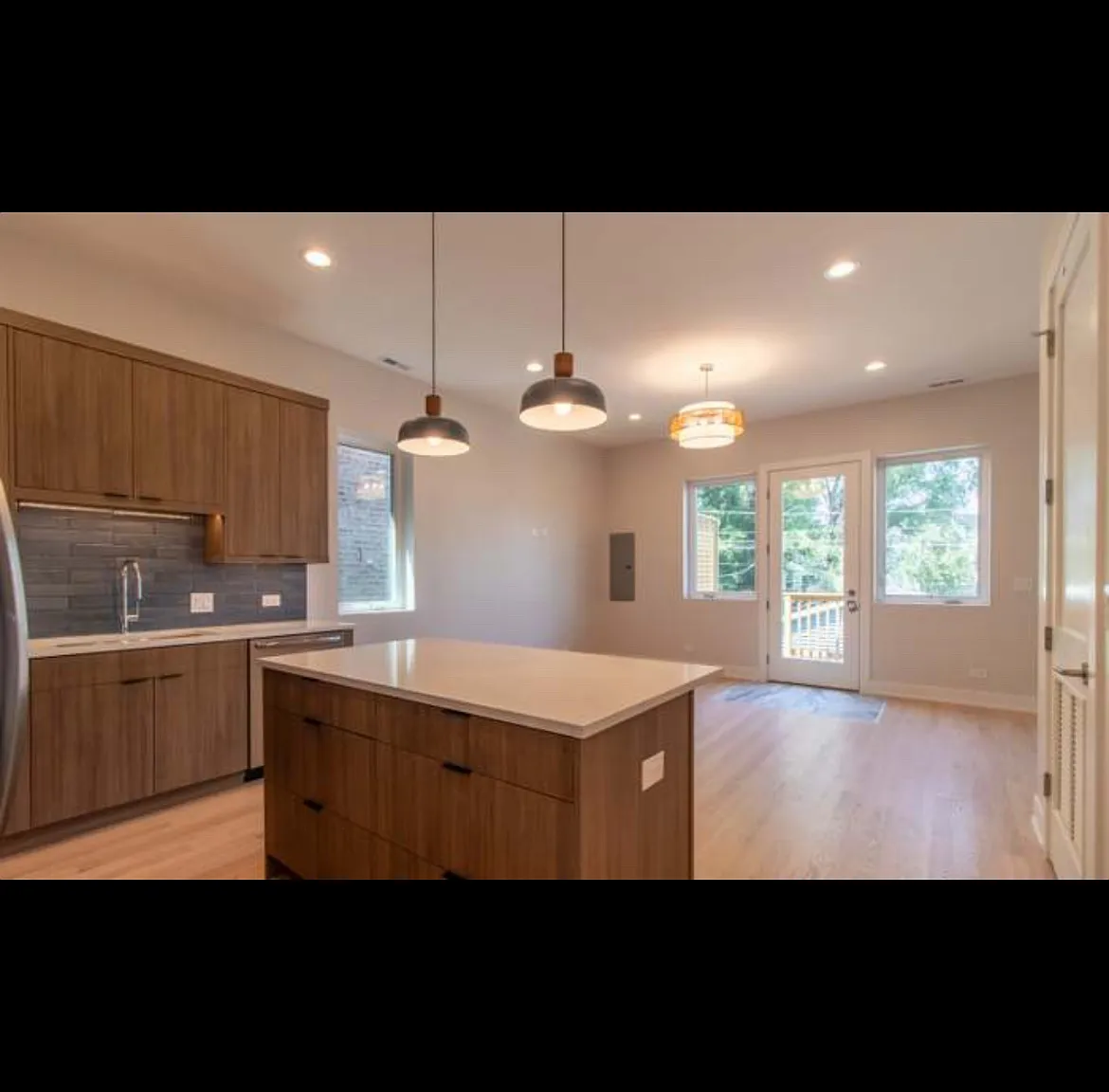6832 S Langley Ave — Photo 2