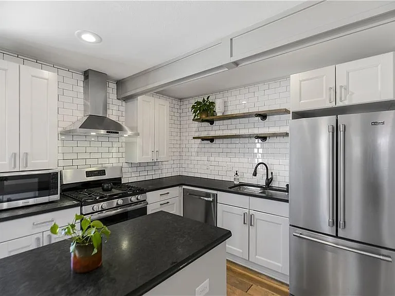 718 W Maple St — Photo 2