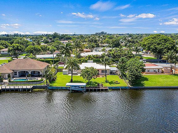 4th image of 7408 Venetian Way
