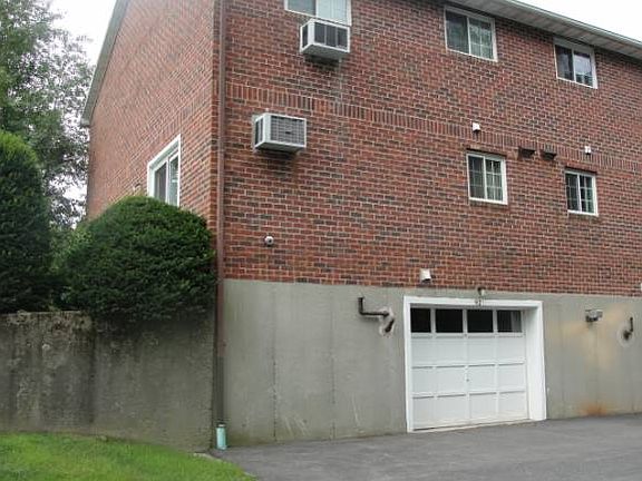 3rd image of 92 Oakridge Dr