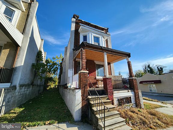 3rd image of 1572 Carswell St
