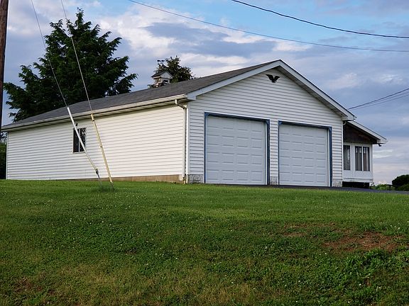 3 1/2 stall detached garage
