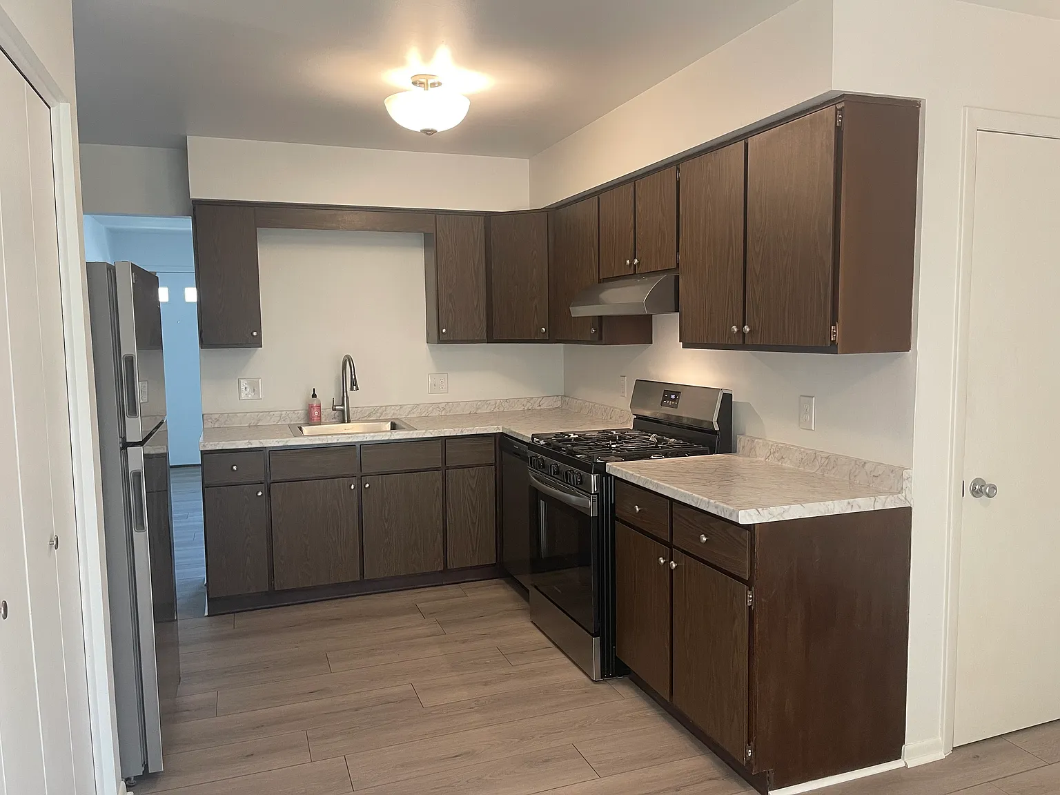 2 bed, 925 sqft, $1,300 — Photo 2