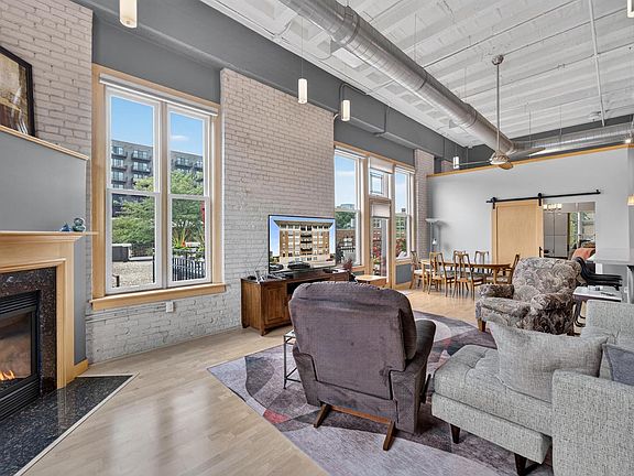 4th image of 1325 N Van Buren STREET #202